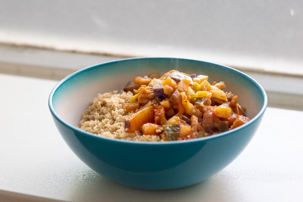 Een kom couscous met gestoofde groente